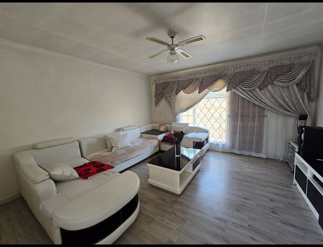 2 BEDROOM FREEHOLD FOR SALE IN MOFFAT VIEW